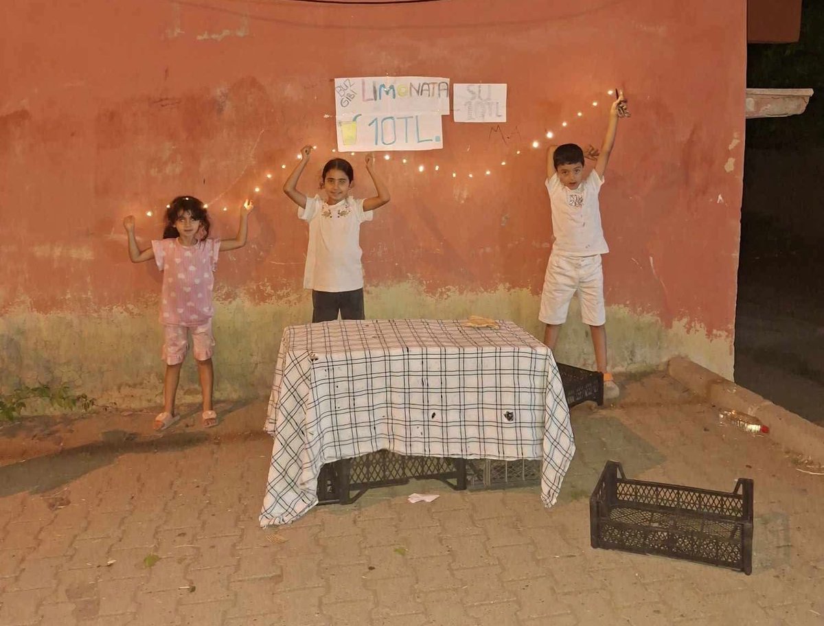 onurdemirag_'s tweet photo. Yeşilyurt Mahallesi’nde, MİM AVM karşısında limonata satan bu çocuk girişimcileri sevindirelim. 🍋❤️

Yolunuz düşerse bir limonata da onlardan alın, hem serinleyin hem de emeklerine destek olun. Küçük bir alışveriş, onlar için büyük bir mutluluk. https://t.co/Fswm1M3a3p