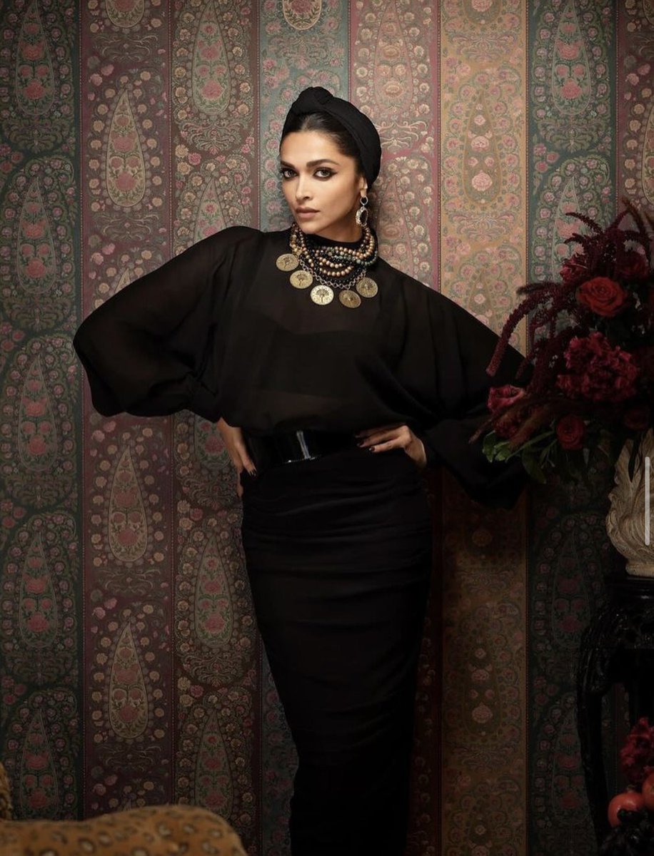 cozybambii's tweet photo. Deepika's collaboration with Sabyasachi's third series of wallpapers was nothing short of a visual symphony 🌸✨
#DeepikaPadukone https://t.co/BxEt6J33Fp