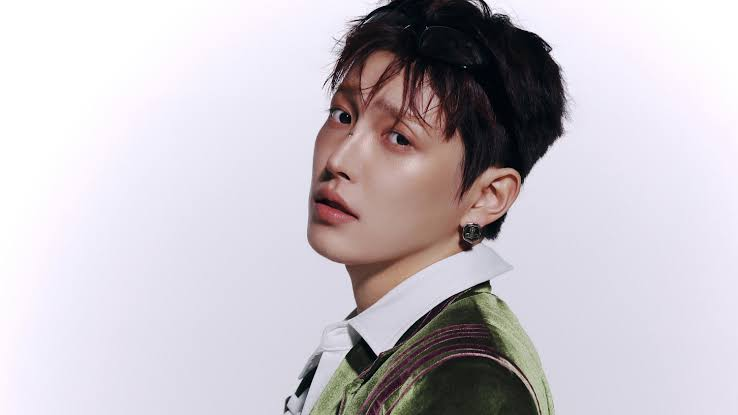 npomvtt's tweet photo. KQ Entertainment divulgou um comunicado sobre o estado de saúde de Hongjoong (ATEEZ):

“Olá,
aqui é a KQ Entertainment.

Gostaríamos de informar sobre o estado de saúde e a agenda de atividades de HONGJOONG, integrante do ATEEZ.

Recentemente, HONGJOONG foi ao hospital devido a uma tosse. Após passar por exames médicos, ele foi diagnosticado com uma fratura na costela e recebeu orientação dos profissionais de saúde para descansar adequadamente.

Embora tenhamos recomendado que HONGJOONG tirasse um tempo para descansar, também respeitamos seu desejo de participar dos compromissos previamente agendados. Portanto, ele continuará cumprindo sua agenda conforme sua condição permitir, tendo sua saúde e bem-estar como nossa principal prioridade.

Em relação ao ‘ISTANBUL FESTIVALI’, no dia 14 de agosto, e às demais apresentações futuras, pedimos que compreendam que a participação de HONGJOONG no palco poderá ser ajustada dependendo de sua condição física.

Continuaremos monitorando de perto o estado de HONGJOONG e faremos ajustes flexíveis em sua agenda conforme necessário, garantindo que ele tenha tempo suficiente para descansar e se concentrar em sua recuperação. Continuaremos priorizando a saúde e a segurança de nosso artista acima de tudo.

Pedimos gentilmente a compreensão de todos e pedimos desculpas por qualquer preocupação que esta notícia repentina possa ter causado.

Obrigado.”

Desejamos uma boa recuperação!