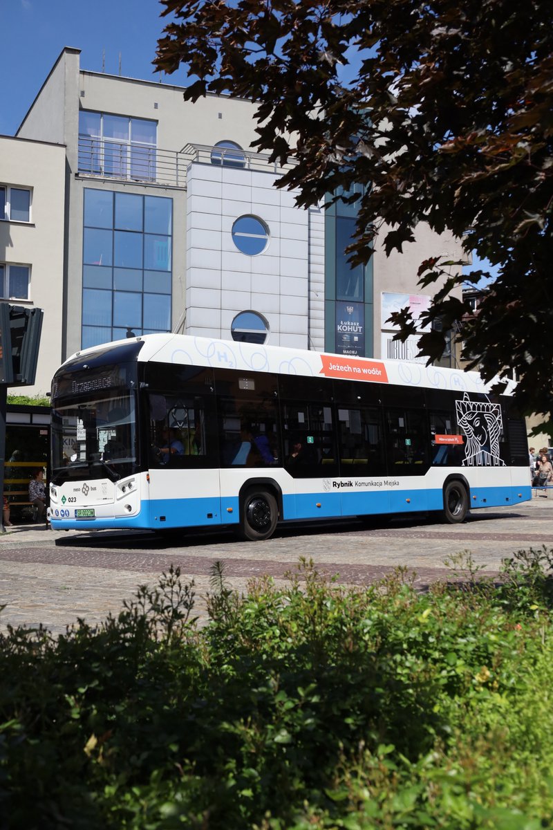 KrystianTomala's tweet photo. Autobus wodorowy to coś więcej niż nowoczesny pojazd. To cicha, komfortowa i zeroemisyjna jazda, szybkie tankowanie oraz zasięg pozwalający na codzienną pracę w komunikacji miejskiej #Rybnik.
#Wodór #AutobusWodorowy #HydrogenBus #ZeroEmisji #TransportPubliczny https://t.co/9yVSMFIX3n