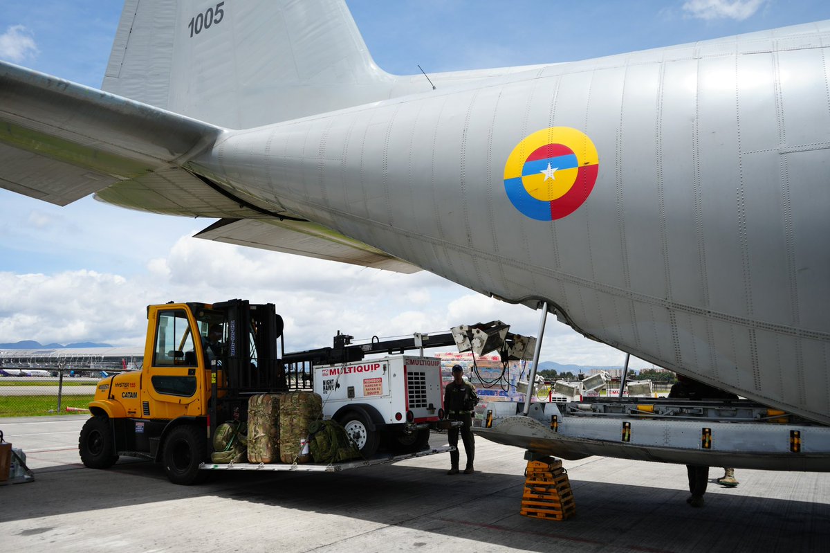 FuerzaAereaCol's tweet photo. Más de 43 toneladas de ayuda humanitaria han sido transportadas por la #FuerzaAeroespacial 🇨🇴 a #Quibdó, #Pereira y #Cali.
Estas donaciones demuestran la solidaridad de todo un país que está unido por la vida y la esperanza.
#CATAM
#CENRP
#ProtegemosLaVida https://t.co/QZxkJ3AzQu