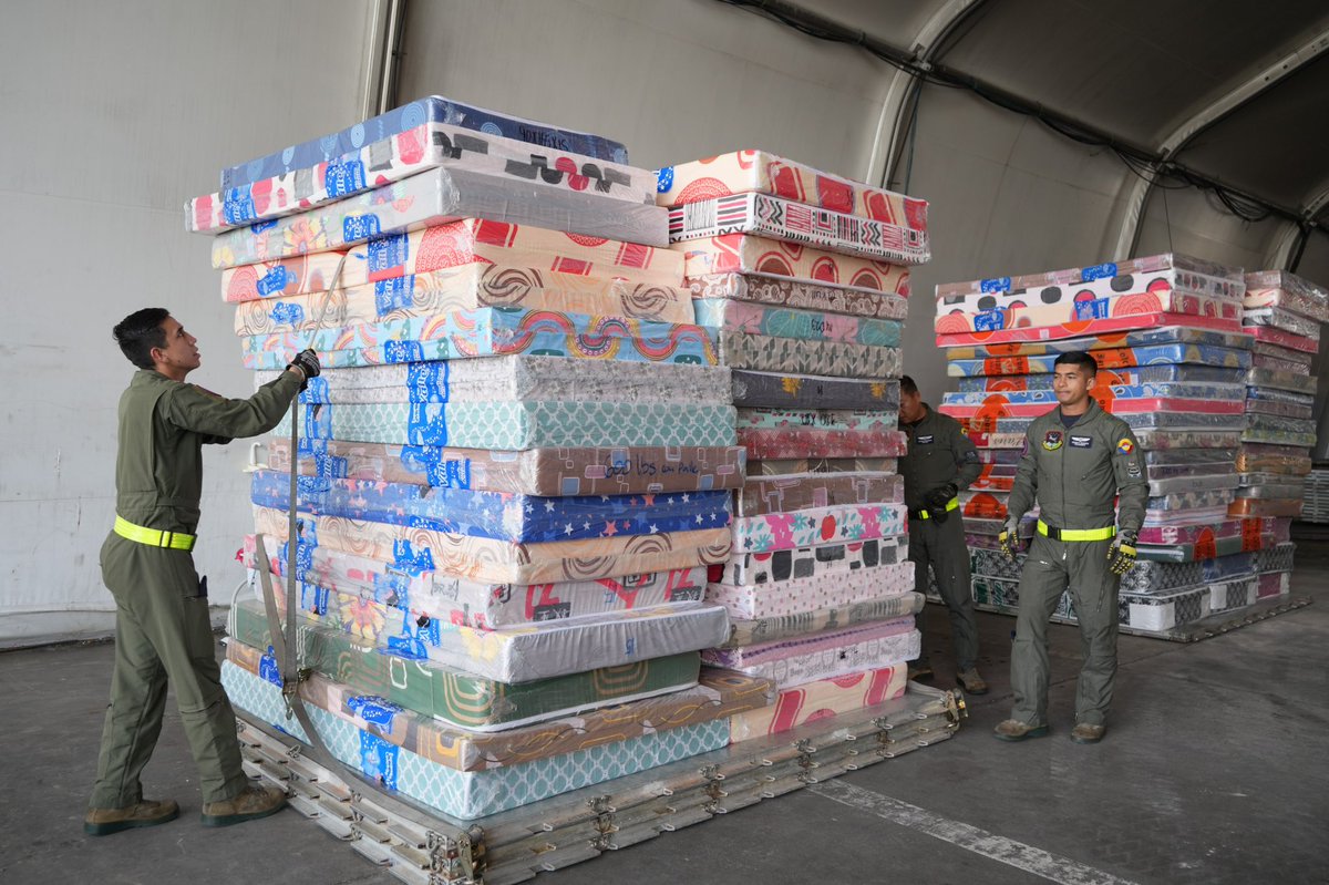 FuerzaAereaCol's tweet photo. Más de 43 toneladas de ayuda humanitaria han sido transportadas por la #FuerzaAeroespacial 🇨🇴 a #Quibdó, #Pereira y #Cali.
Estas donaciones demuestran la solidaridad de todo un país que está unido por la vida y la esperanza.
#CATAM
#CENRP
#ProtegemosLaVida https://t.co/QZxkJ3AzQu