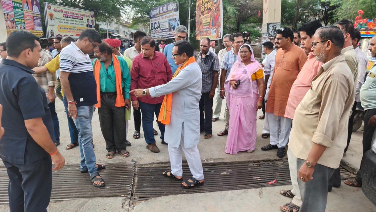 bjp4churu's tweet photo. रतनगढ़ में विकास कार्यों को लेकर पूर्व विधायक ने किया मौका निरीक्षण
रतनगढ़ बस स्टैंड के आगे नालियों की मरम्मत, नालियों पर फेरो कवर एवं लोहे की जालियां लगवाने तथा क्षतिग्रस्त सड़क की मरम्मत सहित विभिन्न विकास कार्यों को लेकर मौका निरीक्षण किया।
@Abhinesh4BJP
#भाजपा_चूरू https://t.co/HPJAT3PJzo