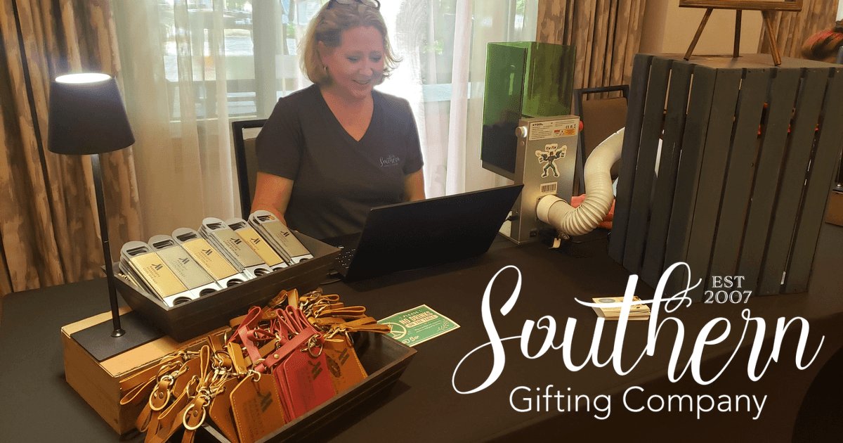 SouthernGifting's tweet photo. Luggage tag or bottle opener? ✈️🍻

Guests picked their favorite and we personalized it on site

Our live engraving activation brings an interactive element to corporate events, conferences + receptions nationwide

👉 https://t.co/xVdrk8MXJb

#EventActivation #CorporateEvents https://t.co/tJBugdzCMu