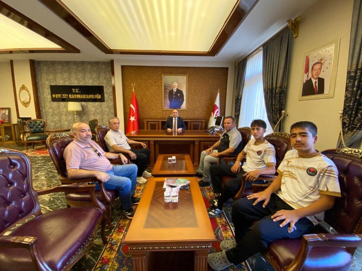 tcmucur's tweet photo. Mucur Gücü Spor Kulübü Başkanı Sayın Hasan DAĞTEKİN, Mucur Gücü Spor Kulübü Onursal Başkanı Sayın Necdet ÖZBAY, Yönetim Kurulu Üyesi Sayın Yılmaz UYSAN ve U-14 Futbol takımı sporcularımız, Kaymakamımız Sayın Abdullah YÜKSEL'e hayırlı olsun ziyaretinde bulundu. https://t.co/X5hkWNJqAg