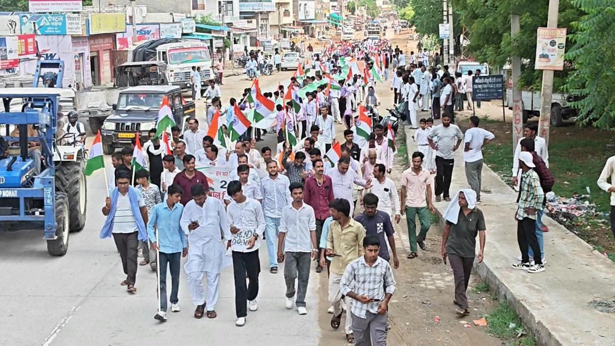 bjp4churu's tweet photo. हर घर तिरंगा अभियान के अंतर्गत साहवा मंडल में आज विशाल 251 फिट तिरंगा यात्रा निकाली गई।
मंडल अध्यक्ष सुनील भाकर,महावीर सैनी, आनन्द शेखावत, संयोजक राजू रिखाला ,रिंकू सैनी, राहुल भाटी, प्रमोद, महेंद्र खा, विद्याधर पारीक, घनश्याम, नवल दुदानी, अनेक कार्यकर्ता सम्मलित थे।
#भाजपा_चूरू https://t.co/WcMJQAtEUL