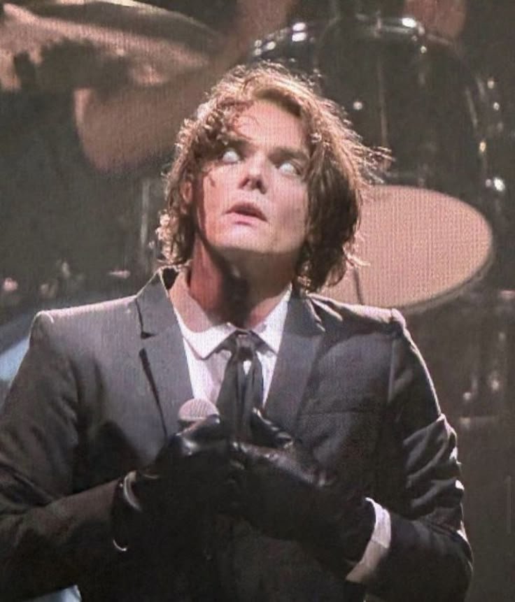 wendy_mustdiie's tweet photo. To be honest its the best gerard's look https://t.co/Tw7J4bEUWj