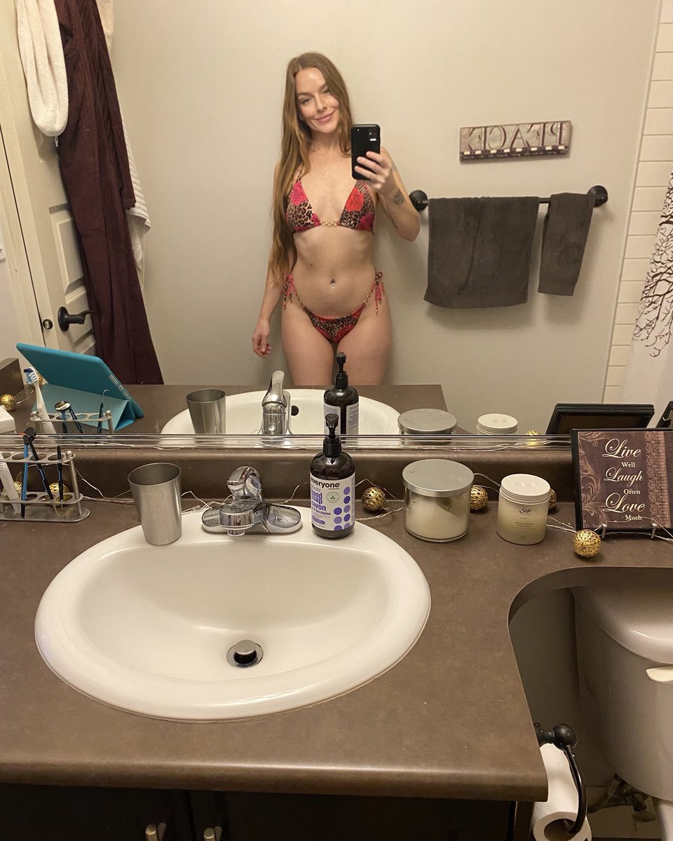 LozenMusic's tweet photo. Oh hi. This is me inna suit. But my butt hasn’t even gone swimming yet this summer cuz life been lifin n I’m busy af. 2day that changes. Self-care solo dips for sanity’s sake. Ok byyyyyye 🏖️ https://t.co/SasCC1rTgW