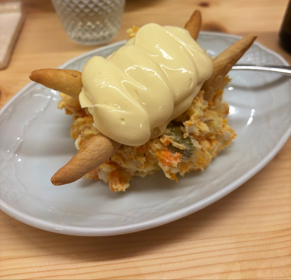 Manonmonbonbon's tweet photo. Soñaré con este brioche de steak tartar con anchoa, durante mucho tiempo. La ensaladilla, las almejas, el solomillo, los postres… Ay, cómo se goza en @Pampin_Bar 🐓 https://t.co/4nkUvIpcHi