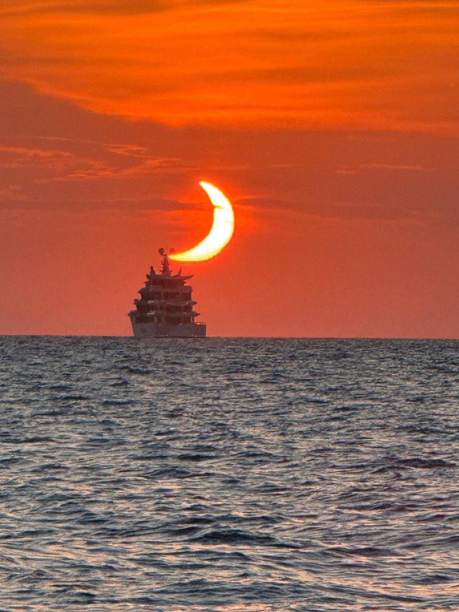 Ragnar48627387's tweet photo. Nature knows how to create frames better than any CGI. 🌊🌅🌙✨

​#SolarEclipse #Eclipse #Photography #Nature #Ocean #Travel #BeautyOfNature https://t.co/uXmtdM1Jzk