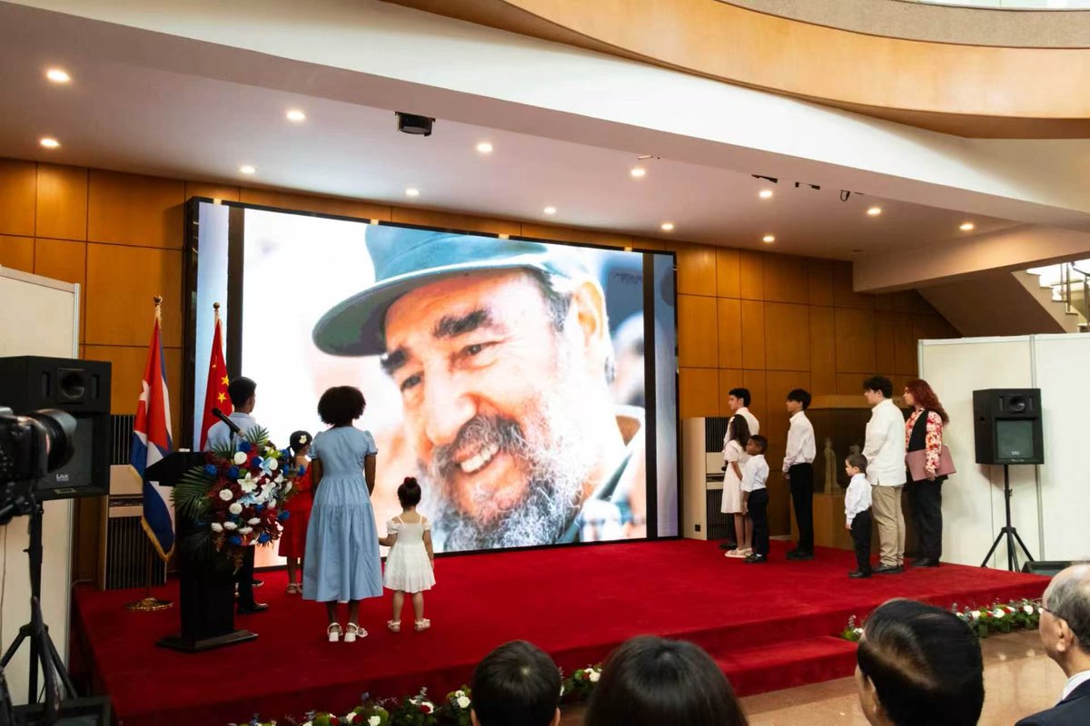 AlbertoBlancoS's tweet photo. 🇨🇺 Las nuevas generaciones también honran a #Fidel en su Centenario.

Niños y jóvenes de Misión Estatal de #Cuba en #China protagonizan presentación artística «Un Héroe llamado Fidel», evocando la vida, obra y legado del Líder, cuyo ejemplo continúa guiándonos 

#100AñosConFidel. https://t.co/JHx2j5djRg