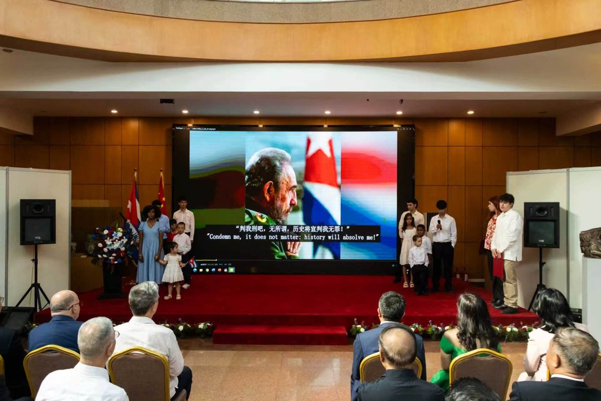 AlbertoBlancoS's tweet photo. 🇨🇺 Las nuevas generaciones también honran a #Fidel en su Centenario.

Niños y jóvenes de Misión Estatal de #Cuba en #China protagonizan presentación artística «Un Héroe llamado Fidel», evocando la vida, obra y legado del Líder, cuyo ejemplo continúa guiándonos 

#100AñosConFidel. https://t.co/JHx2j5djRg