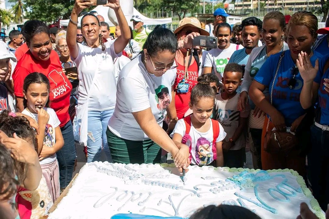 BarceloOrt92635's tweet photo. Y en el  cumpleaños hubo pastel,todos le cantamos felicidades,porque para los granmenses,la #ProvinciaGranma es tierra de #Fidel,así hemos vivido por estos días jornadas intensas de homenaje,de amor y enseñanzas.
¡Hoy hemos sentido a Fidel vivo,entre nosotros!
#100AñosConFidel https://t.co/sbrX3v1GKC