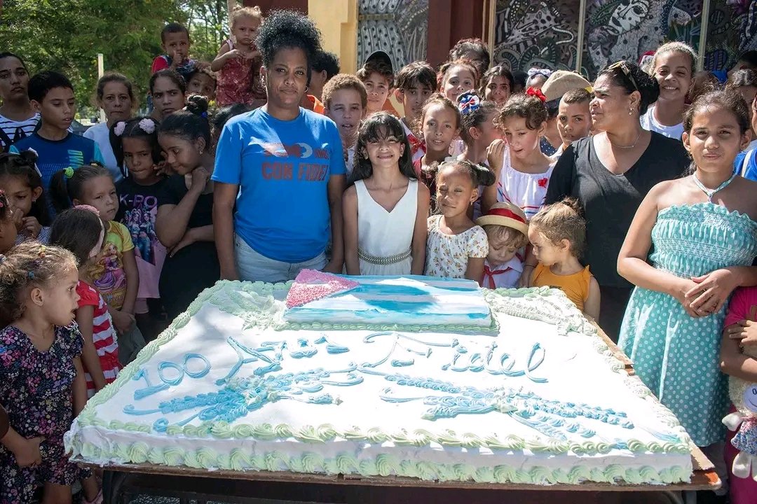 BarceloOrt92635's tweet photo. Y en el  cumpleaños hubo pastel,todos le cantamos felicidades,porque para los granmenses,la #ProvinciaGranma es tierra de #Fidel,así hemos vivido por estos días jornadas intensas de homenaje,de amor y enseñanzas.
¡Hoy hemos sentido a Fidel vivo,entre nosotros!
#100AñosConFidel https://t.co/sbrX3v1GKC