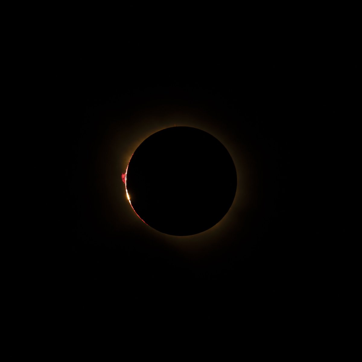 piensaenpixel's tweet photo. Hay mil fotos, pero no puedo dejar de ver esto #EclipseEspaña https://t.co/SenZs4pFzq
