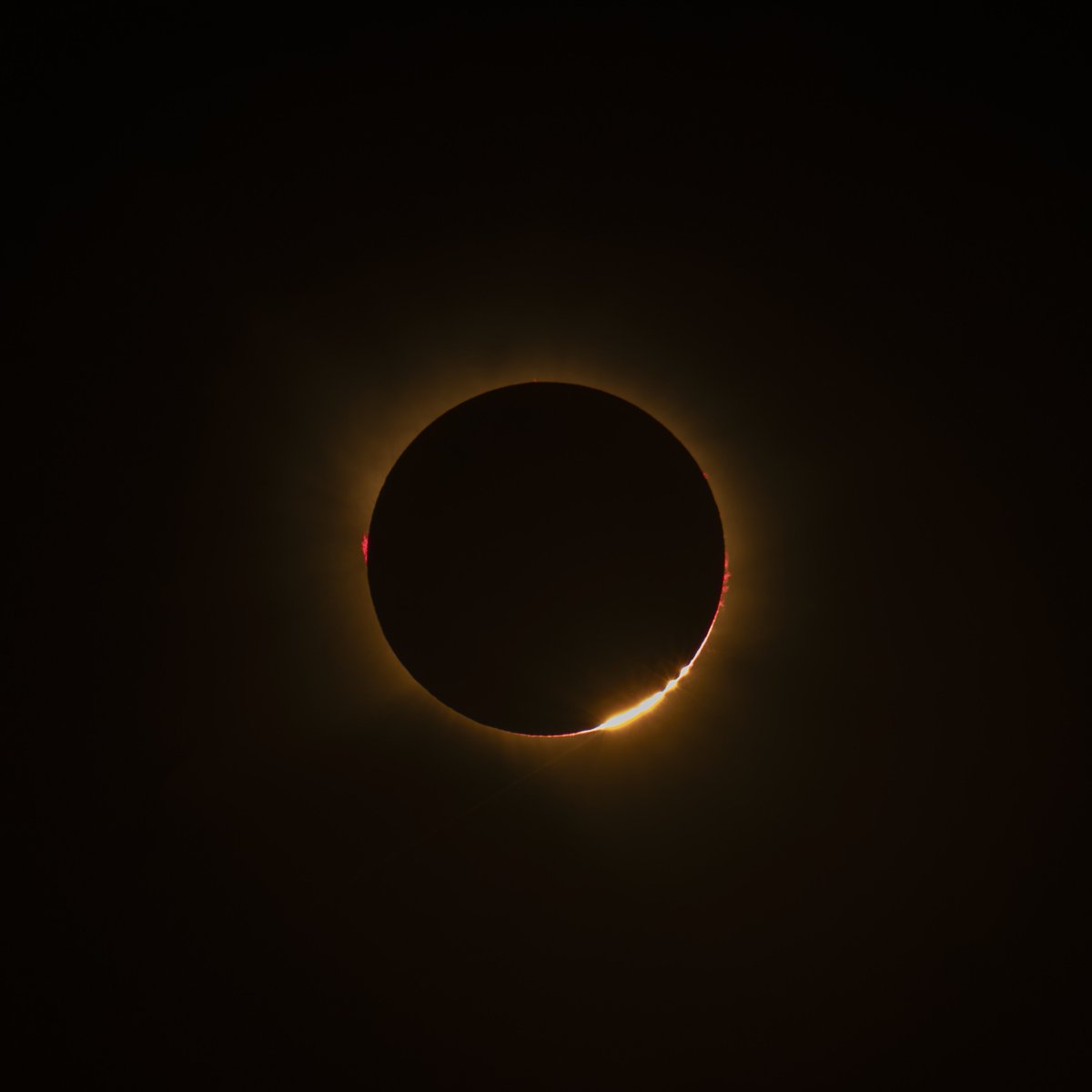 piensaenpixel's tweet photo. Hay mil fotos, pero no puedo dejar de ver esto #EclipseEspaña https://t.co/SenZs4pFzq
