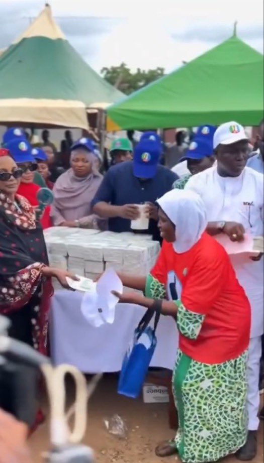 madeinNigerians's tweet photo. Look at what APC is doing Buying votes😳 https://t.co/tuMyCkEgu5