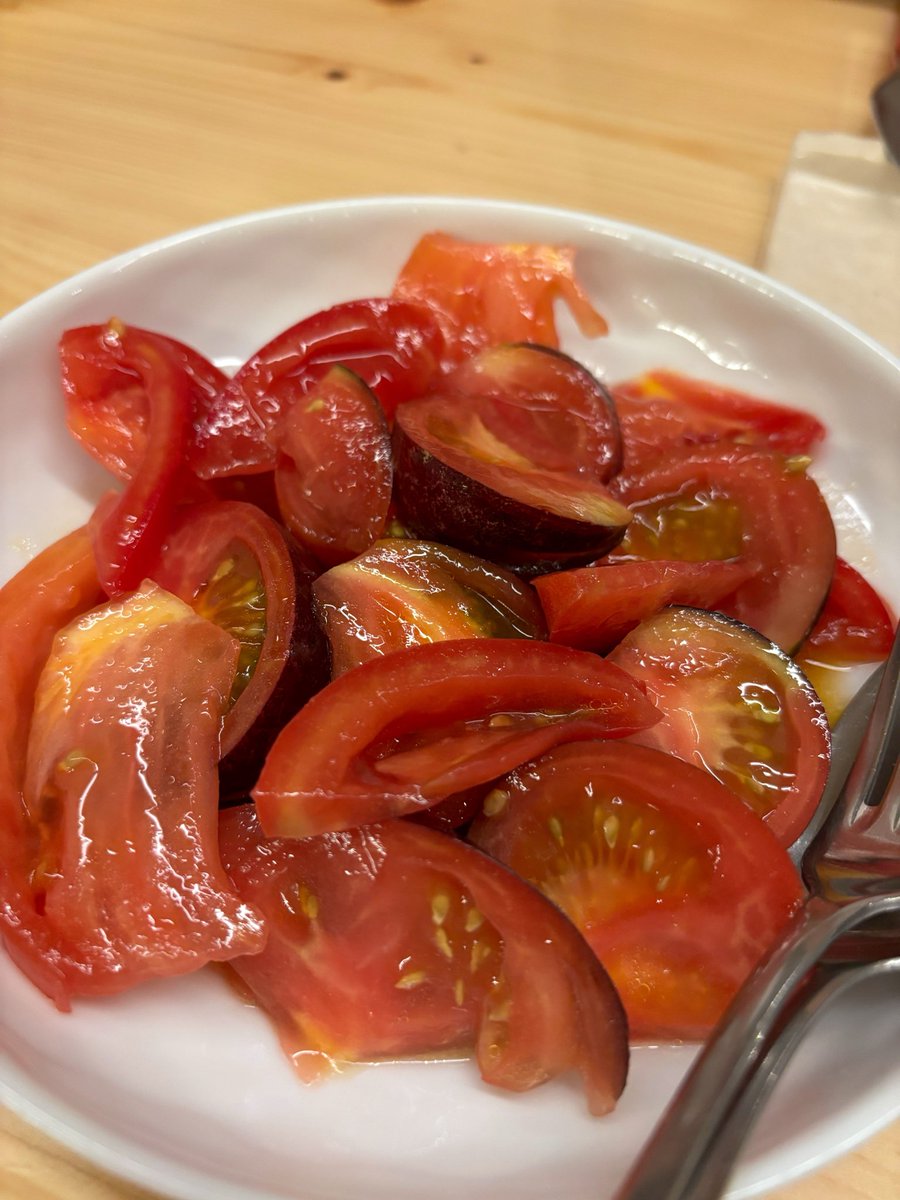 Manonmonbonbon's tweet photo. El tomate, también muy bueno. Los postres: el helado de chocolate, que por supuesto lo hacen allí y el coulant de tarta de Santiago. https://t.co/etKrvGhVFG