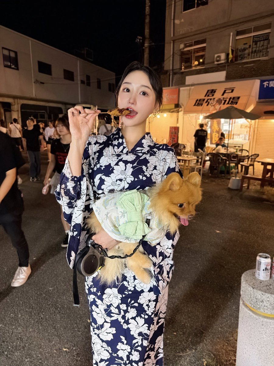 egg_Baby11's tweet photo. 花火大会🎆
愛犬と浴衣コーデ👘🩵
まみちゃんメイク基礎真似したら化粧良きぴ
マツパ良きぴ
脂肪吸引ダウンタイムすぎて、浴衣の中に二の腕着圧とコルセット装備して汗だく案件すぎたが可愛いは我慢🫠 https://t.co/gDOzdHvrkQ