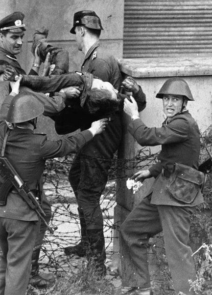 afd_georg's tweet photo. NIE mehr Sozialismus !! Nie mehr #DDR /
#SED ( nennt sich jetzt #Linke )
Abtransport eines #Ermordeten an der Mauer. So war die #DDR !! #nichtswirdvergessen https://t.co/v1BkSxRupG