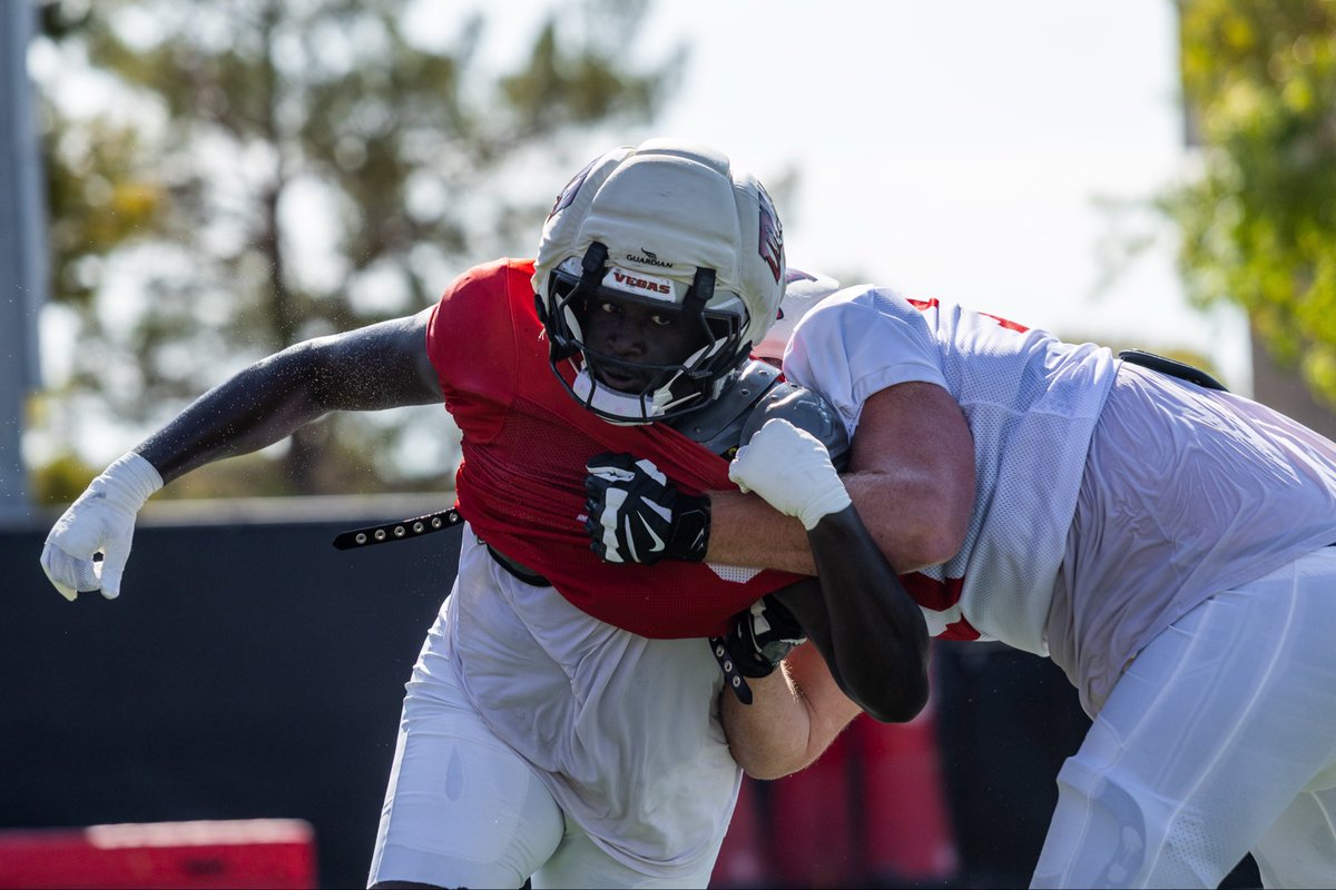unlvfootball's tweet photo. The trenches. https://t.co/7n1AK4Y2X5