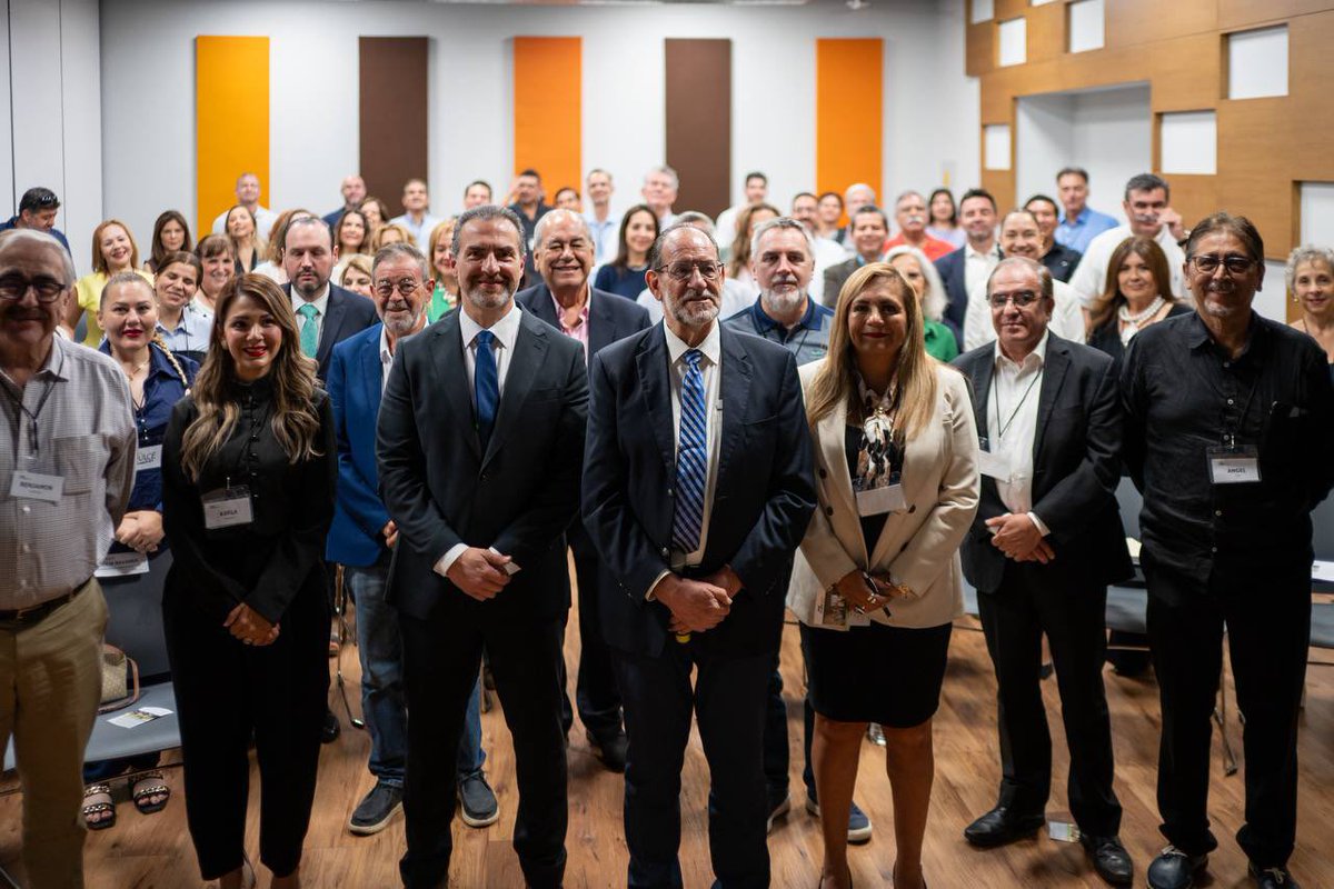 AdrianDeLaGarza's tweet photo. Me reuní con AMES 50+, la primera comunidad de emprendimiento senior en México, para seguir impulsando a quienes deciden emprender después de los 50.

Respaldar a las MiPyMEs y a quienes generan oportunidades es construir un Monterrey más próspero.

#AquíSeResuelve https://t.co/XtrdhgSFj8