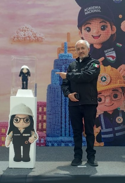 CenapredMexico's tweet photo. La Secretaría de Seguridad y Protección Ciudadana presentó la campaña #TejemosSeguridad, donde las áreas coordinadas develaron a sus personajes. El #Cenapred y su director general, Ing. Enrique Guevara, develó a “Vane”, inspirada en la Ing. Vanessa Ángel, de Riesgos Estructurales https://t.co/WSwGFhl65C