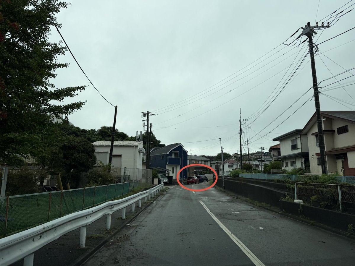 kazumifit's tweet photo. 市内の様子を確認してきました。

各所で、立ち往生している車が見受けられます。

交通量の多い道路だけでなく、見通しの悪い住宅街でも車が止まっている場所があり、二次的な事故や交通渋滞の発生が心配されます。

これから外出される方、お車を運転される方は、道路状況を十分に確認し、いつも以上に慎重な運転をお願いいたします。

また、立ち往生している車を見かけた際には、無理な追い越しなどはせず、十分に車間距離をとって通行してください。

引き続き、市内の状況を確認していきます。

#船橋市 #道路情報 #交通安全 #鈴木和美 #船橋市議会議員