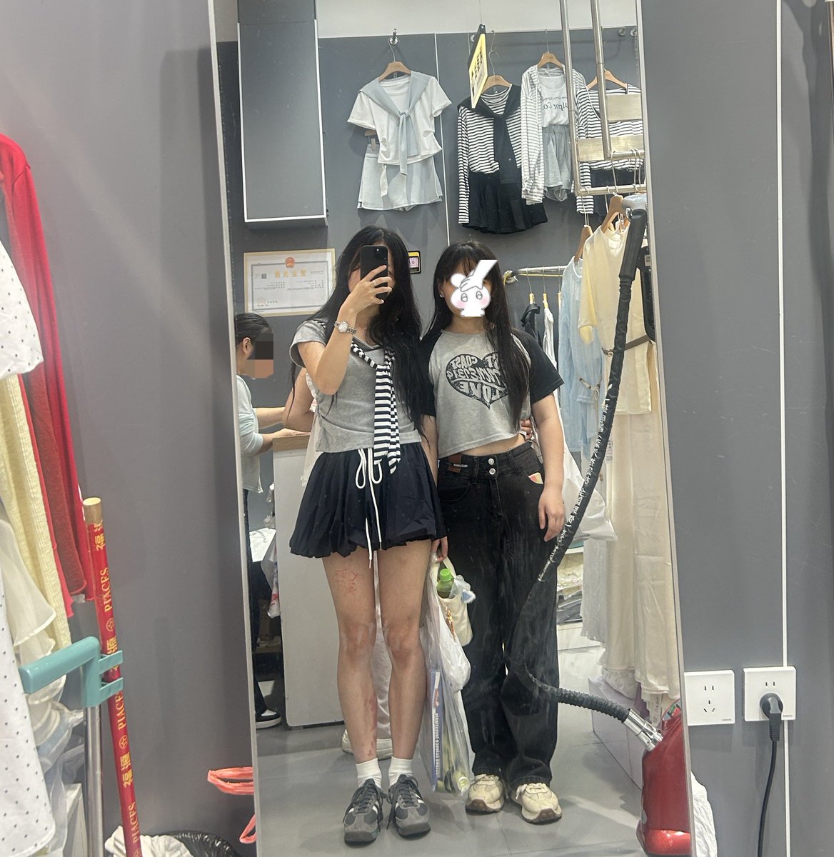 evadseeee's tweet photo. 和小狗...幸福 
呃好想打人啊谁耐痛给我打一下 我老婆不耐打...#女S https://t.co/oD4GhbdZPA