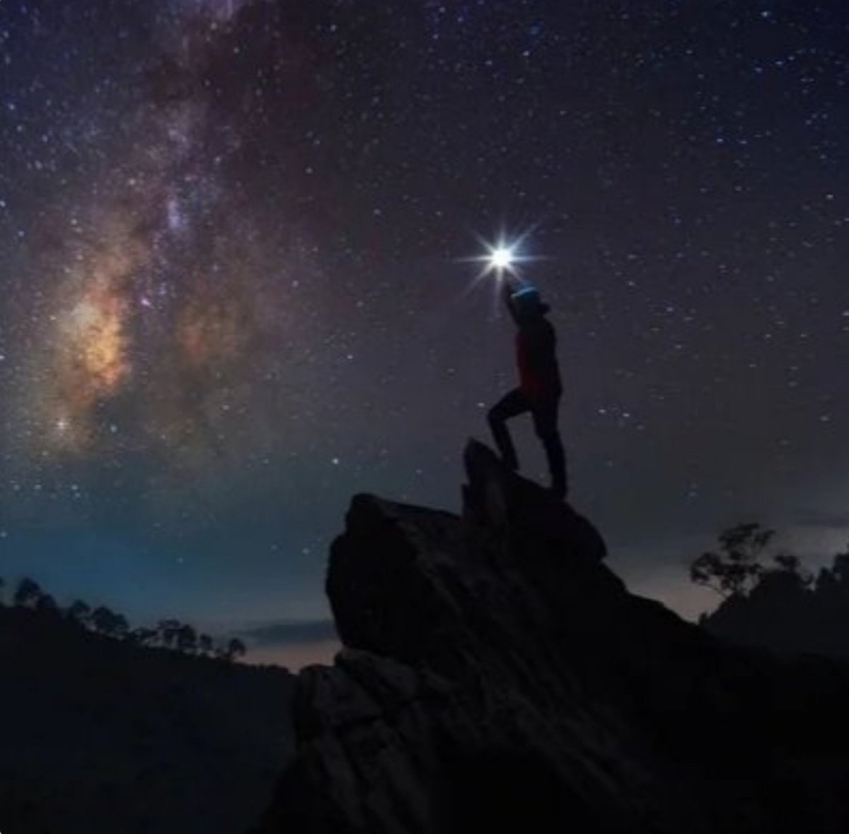 CastrilloJean's tweet photo. Hacer y hacer es el camino. Siempre te encontraras con Humanoides de baja vibración que carecen de luz propia. Sigue brillando con tu luz. Luz que te dió Dios para brillar como las estrellas en el firmamento. https://t.co/dY58QrVh9M