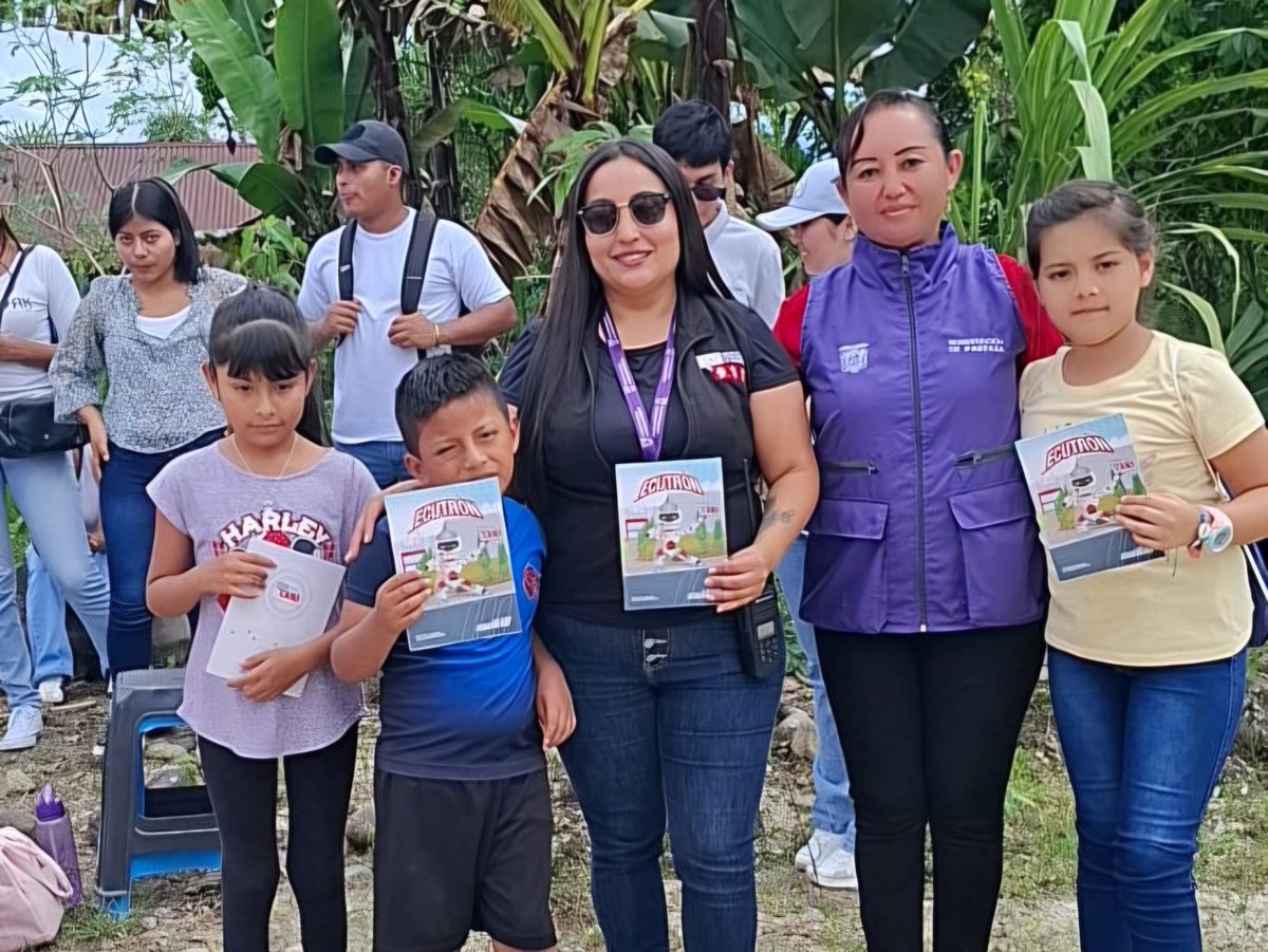 ECU911Ambato's tweet photo. 📍 #Mera | Este 13 de agosto, personal del @ECU911_, junto a nuestro superhéroe #Ecutron, visitaron la comunidad 18 de Julio, en la parroquia Madre Tierra. 🎉🤝
📢 Durante la jornada se socializó con la ciudadanía el uso adecuado de la #LíneaÚnicaParaEmergencias 9-1-1 y se dio a conocer el funcionamiento y los beneficios del aplicativo #BotónVioletaECU911, herramienta tecnológica de apoyo para mujeres víctimas de violencia. ✅