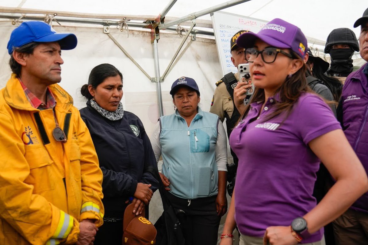 natalymorillos's tweet photo. Por disposición del presidente @DanielNoboaOk, estamos en Cotacachi verificando que todo el contingente del Gobierno esté desplegado para enfrentar la emergencia en la Reserva Ecológica Cotacachi-Cayapas.
El 60 % del fuego está controlado. Las fuertes ráfagas de viento complican las labores, pero la respuesta no se detiene.
Dos helicópteros de las Fuerzas Armadas, equipados con sistemas Bambi Bucket, realizan descargas de 1.000 galones de agua. A este despliegue se suma un tanquero militar en Atuntaqui, con 2.000 galones de combustible para garantizar el abastecimiento y la continuidad de las acciones.
Desde tierra y aire, las instituciones desplegadas en territorio, junto a comuneros y voluntarios, articulamos esfuerzos con un mismo objetivo: sofocar las llamas, cuidar a las comunidades del sector, sus fuentes de agua y la Reserva Ecológica.