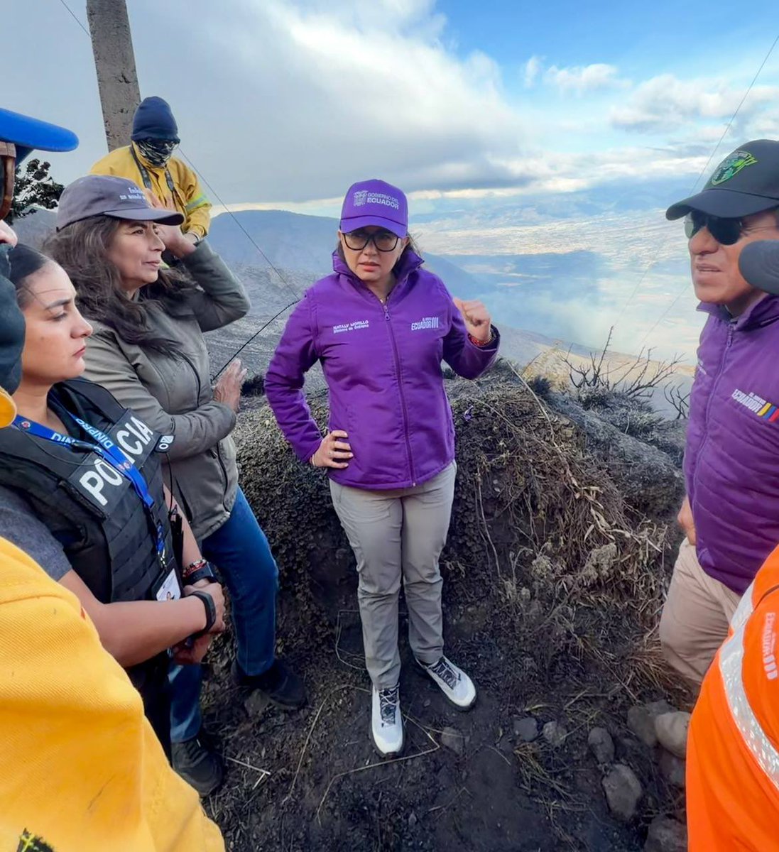 natalymorillos's tweet photo. Por disposición del presidente @DanielNoboaOk, estamos en Cotacachi verificando que todo el contingente del Gobierno esté desplegado para enfrentar la emergencia en la Reserva Ecológica Cotacachi-Cayapas.
El 60 % del fuego está controlado. Las fuertes ráfagas de viento complican las labores, pero la respuesta no se detiene.
Dos helicópteros de las Fuerzas Armadas, equipados con sistemas Bambi Bucket, realizan descargas de 1.000 galones de agua. A este despliegue se suma un tanquero militar en Atuntaqui, con 2.000 galones de combustible para garantizar el abastecimiento y la continuidad de las acciones.
Desde tierra y aire, las instituciones desplegadas en territorio, junto a comuneros y voluntarios, articulamos esfuerzos con un mismo objetivo: sofocar las llamas, cuidar a las comunidades del sector, sus fuentes de agua y la Reserva Ecológica.