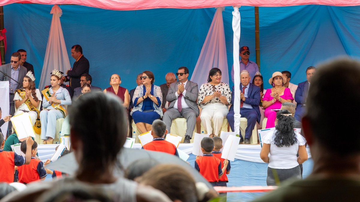 Leoorlandoa's tweet photo. San Pablo de Pueblo Nuevo celebra 36 años de parroquialización con orgullo, identidad y esperanza. 💚

Participamos en su desfile para acompañar a sus familias y compartir esta fecha especial con una parroquia que aporta con su trabajo y producción al desarrollo de Manabí.

Hoy, esta tierra también mira hacia nuevas oportunidades con la construcción de la Vía del Bicentenario: Ayacucho – La Unión – San Pablo de Pueblo Nuevo – San Juan de las Cucarachas, una obra que mejora la conectividad, acerca comunidades y fortalece el desarrollo de este territorio.