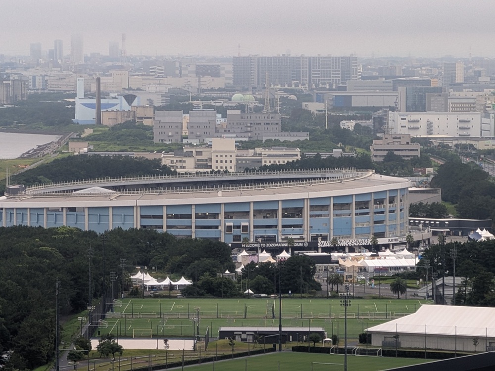 noriko_to's tweet photo. 今朝、6時半のサマソニ会場
ビーチステージ、意外に水ははけている感じ？
県内JR各線は千葉以南は昼まで運休のようだけれど他は動いている様子。
成田空港がJRと京成運休で、バス以外交通手段のない陸の孤島状態なのは心配。
#サマソニ2026 #サマソニ https://t.co/i6nc8yNq22