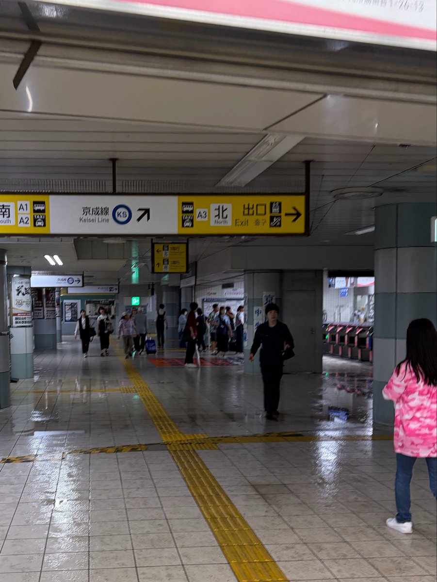 surprisegoro_f's tweet photo. 勝田台駅改札。
天井から水垂れてきた。
電気系統やられてる。 https://t.co/kgKoewmZkN