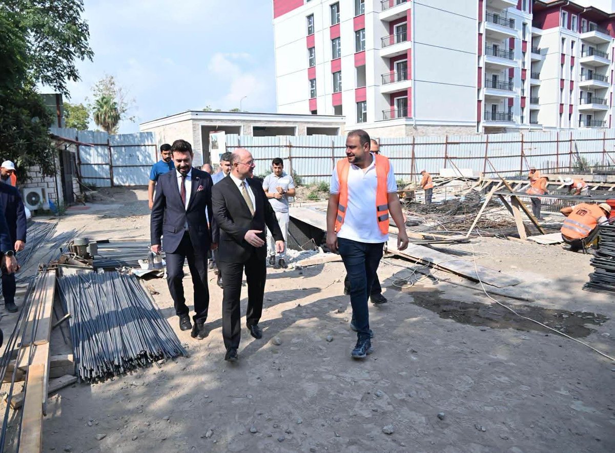 burhan79's tweet photo. Valimiz Sn. Mehmet Fatih Serdengeçti yapımı devam eden İl Halk Kütüphanemizde incelemelerde bulundu. 📚
Şehrimizin kültür hayatına değer katacak, her yaştan hemşehrimize hizmet verecek bu önemli yatırımı en kısa sürede Osmaniye’mizle buluşturacağız. https://t.co/cLyVFnnRO5