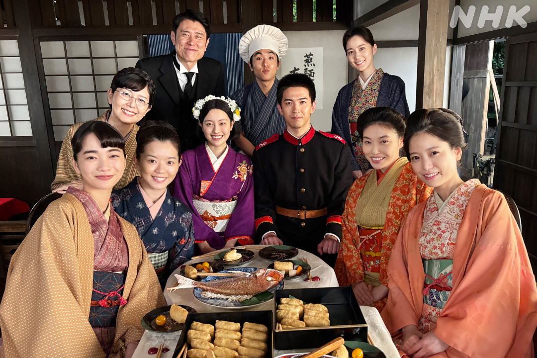 asadora_nhk's tweet photo. 直美と小川、同級生たちへのお披露目会。
看護婦養成所のメンバーやチュウ、
なんと吉江先生まで駆けつけました😭
和気あいあいのシーン後に、みんなで記念写真📸 
おめでとうございます👏💐

👇二人の幸せをおすそ分け
https://t.co/wTivAxFI4M

#朝ドラ #風薫る
#風薫るオフショット
見上愛 上坂樹里 https://t.co/V0Jto3WKnm