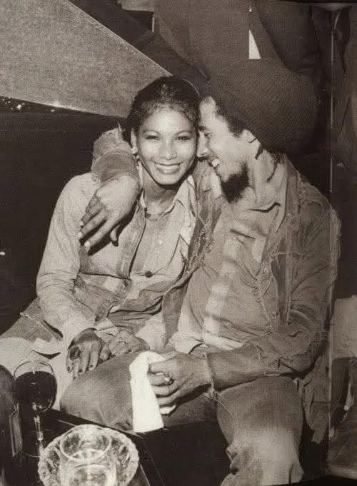 KateriSeraphina's tweet photo. Bob Marley avait raison lorsqu’il disait :
Tu ne seras peut-être pas son premier amour, ni son dernier, ni même son unique.
Elle a aimé avant toi, et elle aimera peut-être après.
Mais si elle t’aime maintenant, là, dans cet instant présent,
Qu’importe tout le reste ?
Elle n’est pas parfaite, tout comme toi.
Ensemble, vous ne serez jamais un idéal immaculé.
Mais si elle parvient à te faire rire, même une seule fois,
Si elle te fait douter, réfléchir, t’émerveiller,
Si elle avoue ses failles, ses maladresses humaines,
Alors, ne la laisse pas s’échapper.
Offre-lui le meilleur de toi-même.
Elle ne t’écrira pas des vers,
Elle ne pensera pas à toi à chaque souffle, chaque battement,
Mais elle te donnera une part d’elle-même, fragile et précieuse,
Une part qu’elle sait que tu pourrais briser.
Alors, sois doux avec elle. Ne cherche pas à la changer,
Ne demande pas plus qu’elle ne peut offrir.
Ne perds pas ton temps à tout analyser,
Mais savoure la simplicité des émotions.
Souris lorsque ton cœur s’illumine,
Crie si la colère te traverse,
Et ressens son absence comme une empreinte irremplaçable.
Aime-la de tout ton être,
Pour l’amour qu’elle choisit de te donner.
Il n’existe pas de femmes parfaites,
Mais il y aura toujours une femme parfaite pour toi.