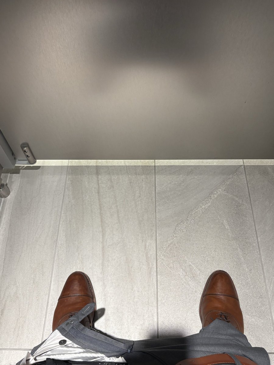 DieselJohn3's tweet photo. Internship shoes #dox. Ladies not all at once pls https://t.co/JS0jpkJyn6