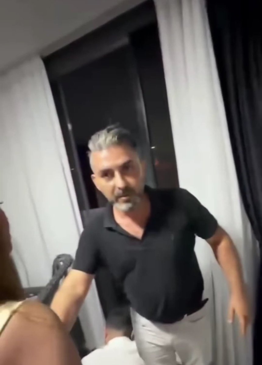 mehmetgecgell's tweet photo. Hepsi birbirinden rezil...

Yerde dayak yiyen şahıs cebinde Türkiye Büyük Millet Meclisi kimliği taşıyan, CHP Edirne Milletvekili Ahmet Baran Yazgan, bir kadına yönelik cinsel taciz iddiasıyla feci şekilde dövülüyor..

Dayak yiyen tacizci vekile mi , evinde çocuk olduğu halde alkol partisi verene  mi , kime ne diyeceğimizi şaşırdık , Allah ıslah etsin ...
