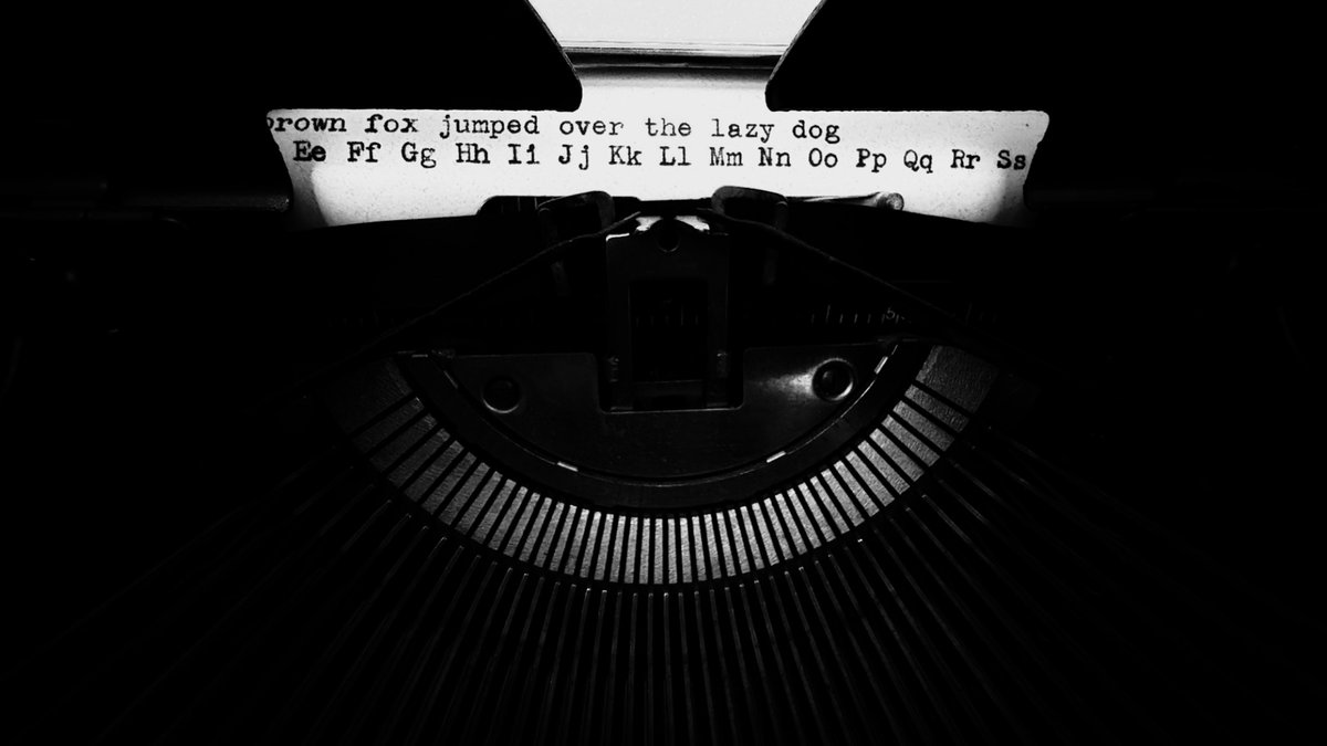 StudioHaneul's tweet photo. Royal Quiet De Luxe タイプライターの写真を撮りました。
今日は文通仲間に手紙を書きました。
#typewriter https://t.co/9SNa74W7B1