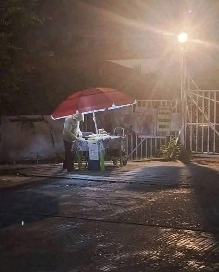odaradeverdade's tweet photo. Quando você ver uma barraca como essa, compre nela, se puder. Tem alguém tentando! https://t.co/EThCfH6GHP