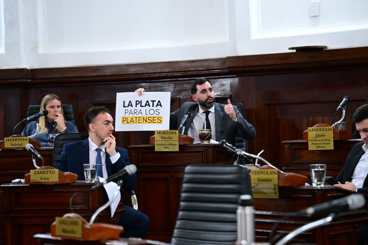 nicomorzone's tweet photo. SI SOS EXTRANJERO O DE OTRO MUNICIPIO SE TERMINÓ LA JODA: VAS A TENER QUE PAGAR. 

Los platenses pagan tasas, los platenses trabajan, los platenses invierten, los platenses sostienen este sistema y muchas veces terminan siendo los últimos en la fila en su propia casa. Eso se termina.

Yo sé que seguramente @granillojm o @josefinabolis prioricen a los fisuras del cornurbano o a los brasileros que estudian medicina en la @unlp. Para mí la prioridad la tienen los platenses de bien. 

Por eso presenté una ordenanza para generar un régimen de recupero de costos y arancelar todos los servicios públicos municipales (atención primaria de la salud, educación pública municipal, espacios públicos y culturales tarifados). 

Esto no es cerrar La Plata al mundo ni un acto de discriminación. Esto un acto de justicia y de amor a esta gloriosa capital y sus vecinos de bien. Es responsabilidad fiscal, social y ética. No vamos a dar ni un paso atrás, La Plata va a volver a ser de los platenses.