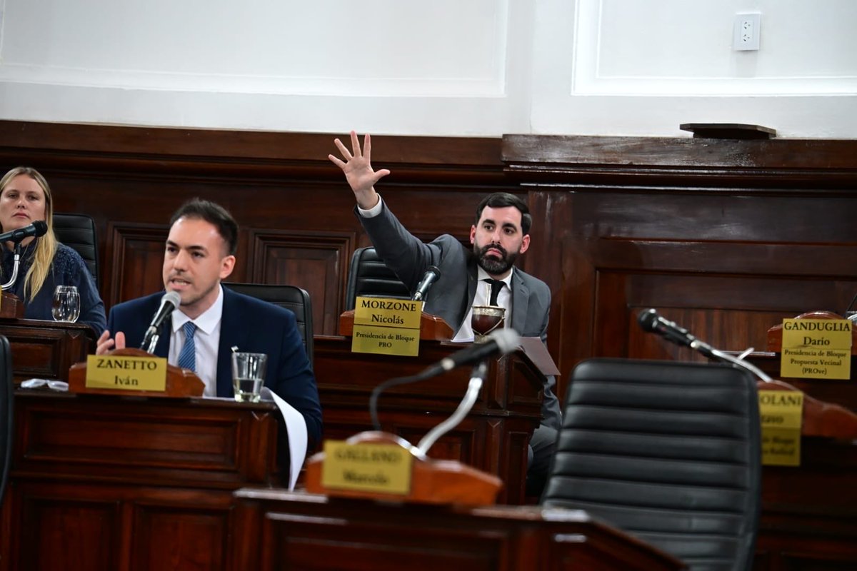 nicomorzone's tweet photo. SI SOS EXTRANJERO O DE OTRO MUNICIPIO SE TERMINÓ LA JODA: VAS A TENER QUE PAGAR. 

Los platenses pagan tasas, los platenses trabajan, los platenses invierten, los platenses sostienen este sistema y muchas veces terminan siendo los últimos en la fila en su propia casa. Eso se termina.

Yo sé que seguramente @granillojm o @josefinabolis prioricen a los fisuras del cornurbano o a los brasileros que estudian medicina en la @unlp. Para mí la prioridad la tienen los platenses de bien. 

Por eso presenté una ordenanza para generar un régimen de recupero de costos y arancelar todos los servicios públicos municipales (atención primaria de la salud, educación pública municipal, espacios públicos y culturales tarifados). 

Esto no es cerrar La Plata al mundo ni un acto de discriminación. Esto un acto de justicia y de amor a esta gloriosa capital y sus vecinos de bien. Es responsabilidad fiscal, social y ética. No vamos a dar ni un paso atrás, La Plata va a volver a ser de los platenses.