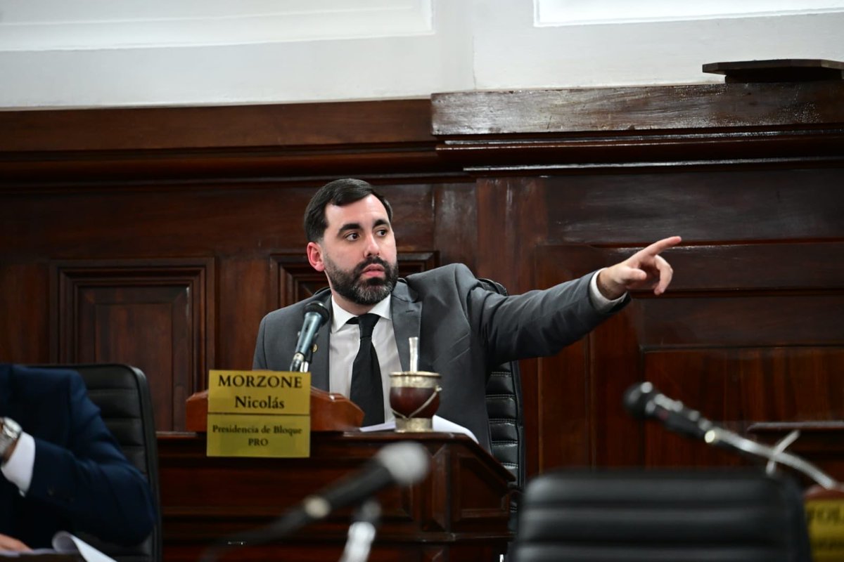 nicomorzone's tweet photo. SI SOS EXTRANJERO O DE OTRO MUNICIPIO SE TERMINÓ LA JODA: VAS A TENER QUE PAGAR. 

Los platenses pagan tasas, los platenses trabajan, los platenses invierten, los platenses sostienen este sistema y muchas veces terminan siendo los últimos en la fila en su propia casa. Eso se termina.

Yo sé que seguramente @granillojm o @josefinabolis prioricen a los fisuras del cornurbano o a los brasileros que estudian medicina en la @unlp. Para mí la prioridad la tienen los platenses de bien. 

Por eso presenté una ordenanza para generar un régimen de recupero de costos y arancelar todos los servicios públicos municipales (atención primaria de la salud, educación pública municipal, espacios públicos y culturales tarifados). 

Esto no es cerrar La Plata al mundo ni un acto de discriminación. Esto un acto de justicia y de amor a esta gloriosa capital y sus vecinos de bien. Es responsabilidad fiscal, social y ética. No vamos a dar ni un paso atrás, La Plata va a volver a ser de los platenses.