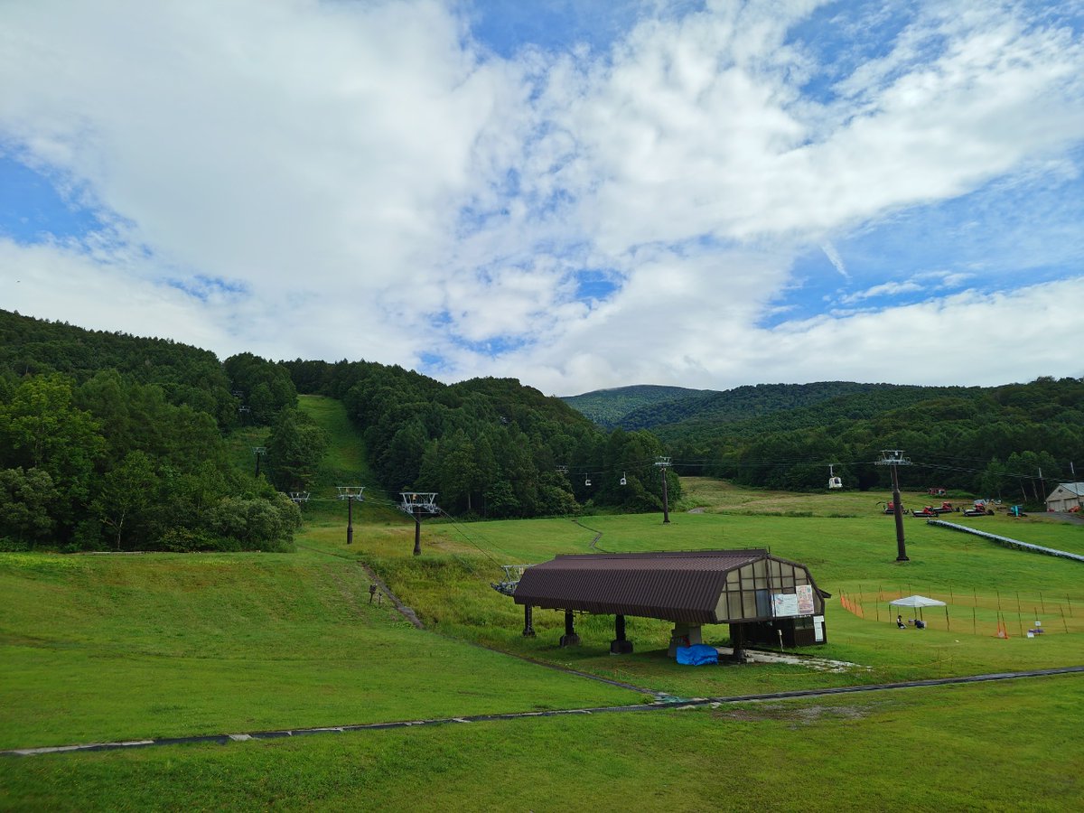 grandeco's tweet photo. 【グランデコ情報】
天候：くもり
気温：１９℃
風速：ほぼなし
天候は急変する場合がございます。事前にご確認ください🙏皆様のご来場お待ちしております🦋本日も運行開始🚡 https://t.co/4FNo0P3kRz