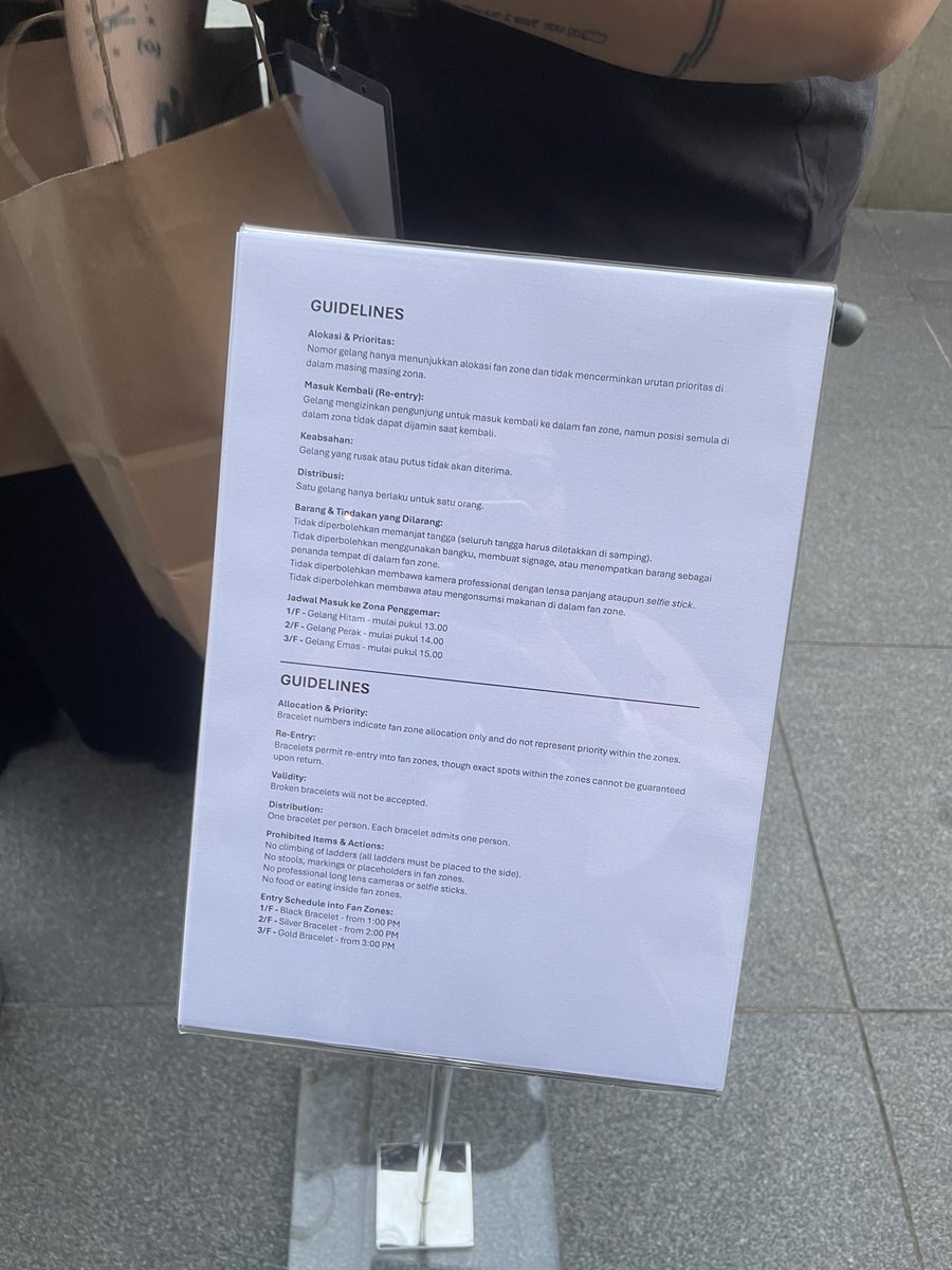 _onlywonforgyu's tweet photo. bagi teman-teman yg lagi & akan lining up, queue sudah mulai dari jam 6 tadi ya ❤️

tim dior sudah cukup on time dan rapi dalam memasangkan wristband & ketat jg, alurnya rapi & satpamnya oke atur flownya.

sedikit info buat temen2 yg baru mau masuk, kindly check the t&c & note beberapa hal dr tim dior ini yah:

1. wb HANYA di tangan kiri
2. wb menentukan section kita nanti pas masuk, tapi sebelum jamnya akan diatur lagi barisannya (cek jam di t&c)
3. setelah dapet wb bisa lgsg cabut, tapi sebelum jam kita baris lagi harus ud di mall ya kawan
4. wb tidak boleh rusak/diperjualbelikan/dipindahtangankan
5. tidak boleh bawa kamera pro, tongsis, barang berbahaya
6. makan jg gaboleh, minum ok

hope it helps! sumber dari tim dior-nya langsung yaaa bukan dari aku, aku perantara saja (klip video terlampir) 😁❤️