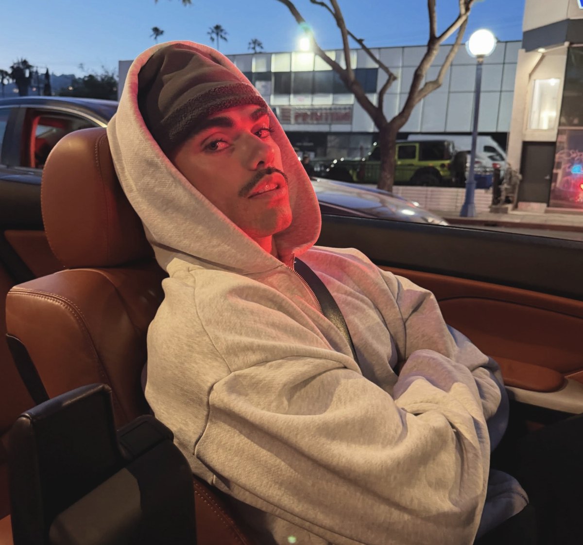R4INFIR3's tweet photo. ㅤ ㅤㅤ
ㅤ ㅤㅤ¿Dónde recojo las llaves, @LQSASQ?

ㅤㅤ——— Martiño Silva.
ㅤㅤ——— 26 años.
ㅤㅤ——— 3º C.
ㅤㅤ——— Diseñador de joyas y tatuador.
ㅤㅤ——— Gallego, mudado a Albacete.
ㅤㅤ——— Abxl Cardxn. https://t.co/nNnQwnB2yp