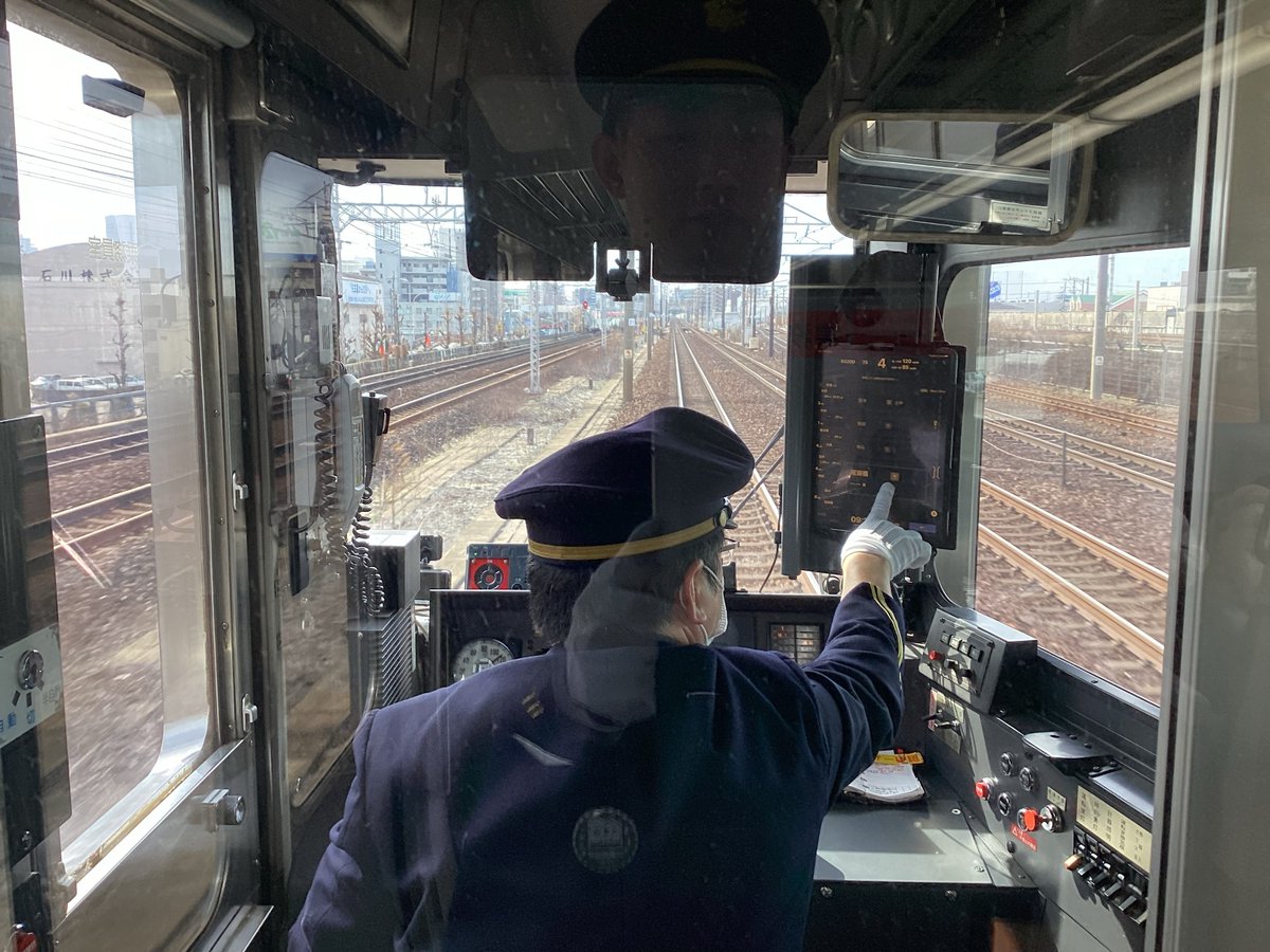 JR_Central_2020's tweet photo. 【名古屋運輸区　武豊線紹介⑪】
140周年イベントアフターストーリー（運転士）
「事前に120km/h運転が出来る区間を調べたり、コンバータブレーキを使うなど当時を思い出し、楽しみながら75形を運転しました。お客さまに満足していただけたなら、我々も嬉しく思います。」 https://t.co/i6KOK2dW3i